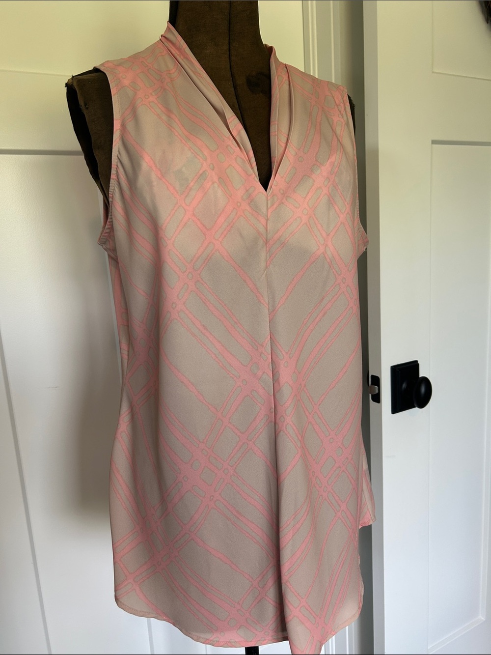 Renuar Pink Patterned Sleeveless V-Neck Tunic top size large. Peach color.